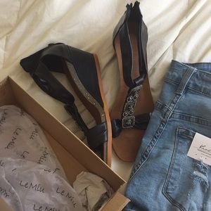 Le Míu by Toetos Black Wedge Sandals